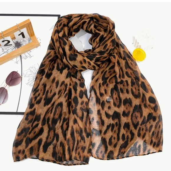 NEW Fashionable Leopard Print Scarf 🧣 - Picture 2 of 4